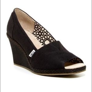 toms classic wedge pump black